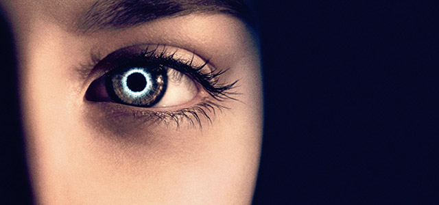 Un anneau argenté est visible dans leurs pupilles