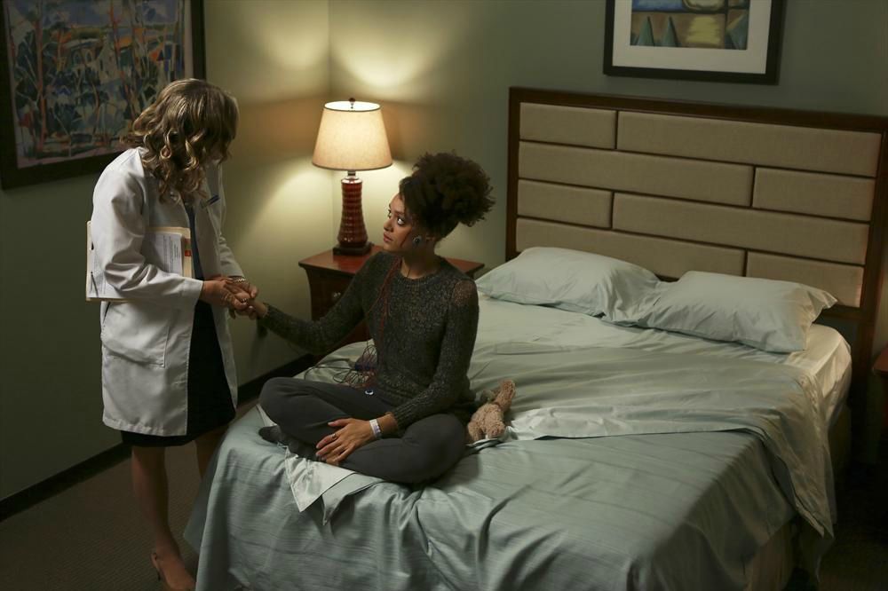 Ravenswood : Photo Linda Gehringer, Britne Oldford