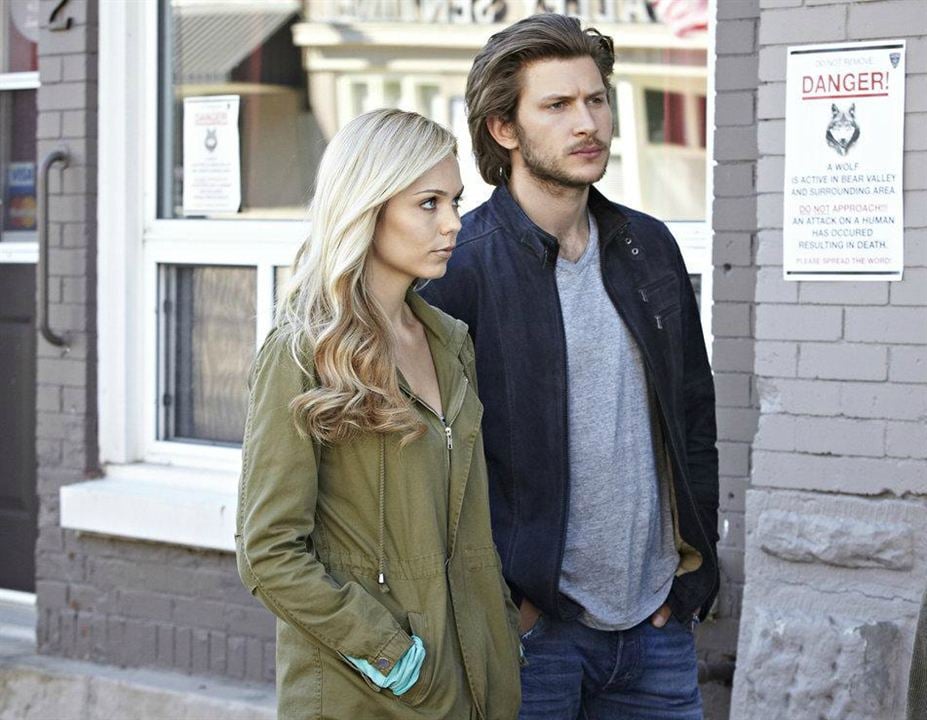 Bitten : Photo Greyston Holt, Laura Vandervoort