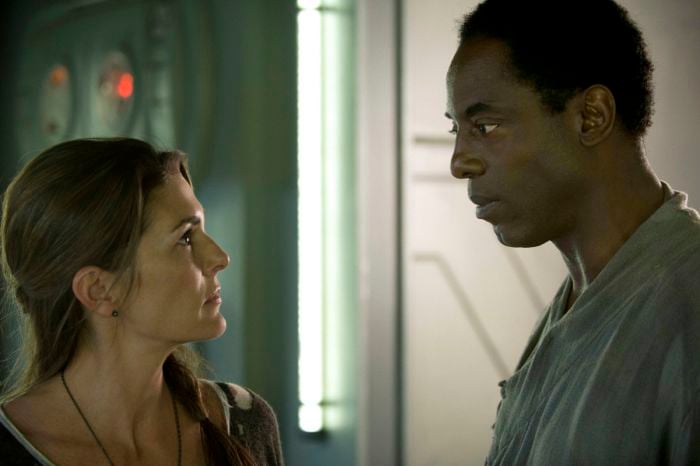 Les 100 : Photo Paige Turco, Isaiah Washington