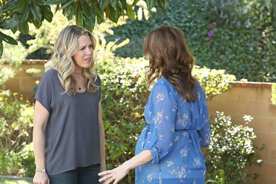 Playing House : Photo Lennon Parham, Jessica St. Clair