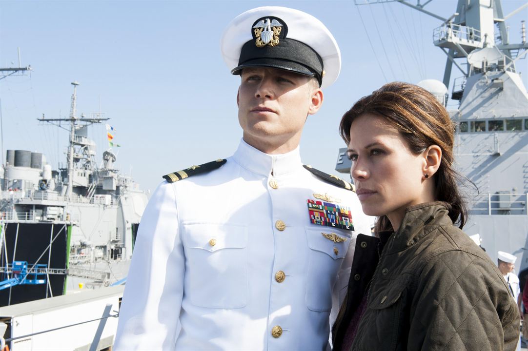 The Last Ship : Photo Travis Van Winkle, Rhona Mitra