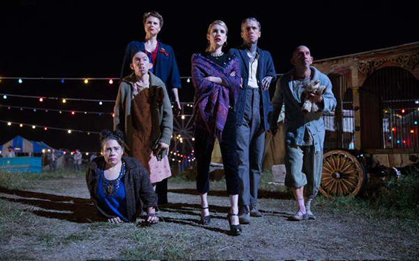 American Horror Story : Photo Erika Ervin, Christopher Neiman, Emma Roberts, Mat Fraser, Naomi Grossman, Rose Siggins