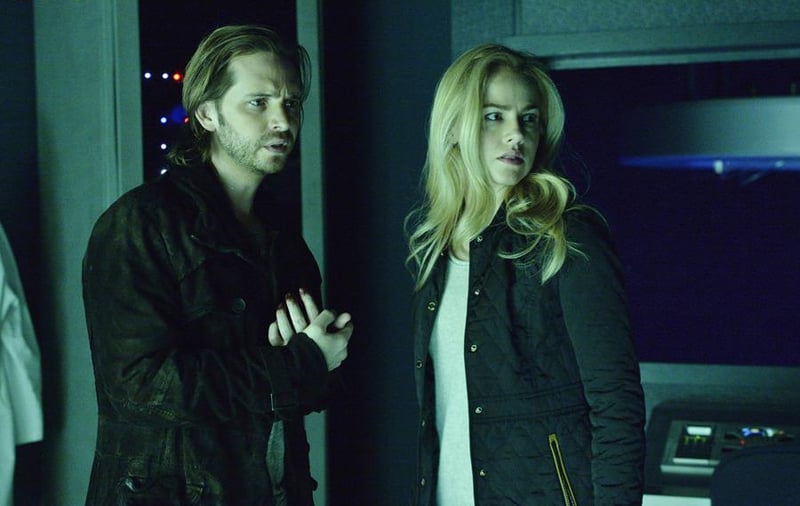 12 Monkeys : Photo Aaron Stanford, Amanda Schull