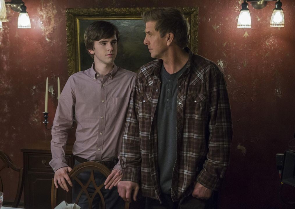 Bates Motel : Photo Kenny Johnson, Freddie Highmore