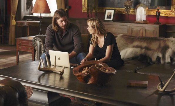Bitten : Photo Greyston Holt, Laura Vandervoort