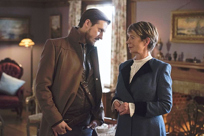 DC's Legends of Tomorrow : Photo Arthur Darvill, Celia Imrie