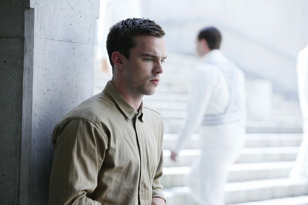 Equals : Photo Nicholas Hoult
