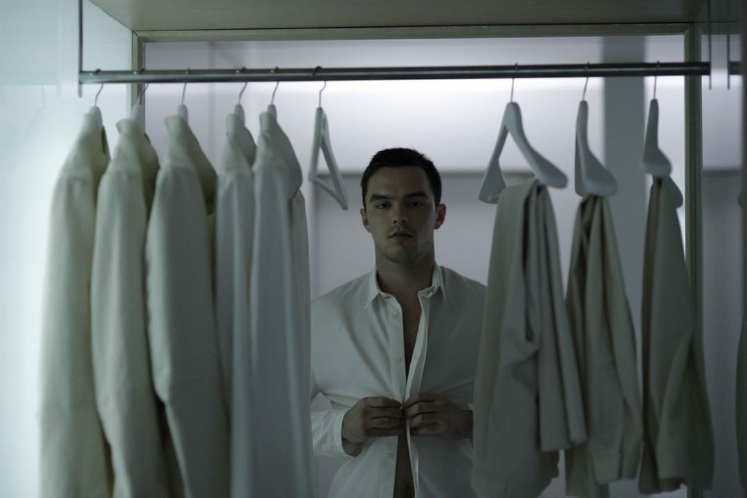 Equals : Photo Nicholas Hoult