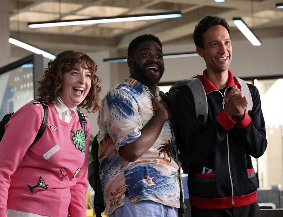 Powerless : Photo Danny Pudi, Ron Funches, Jennie Pierson