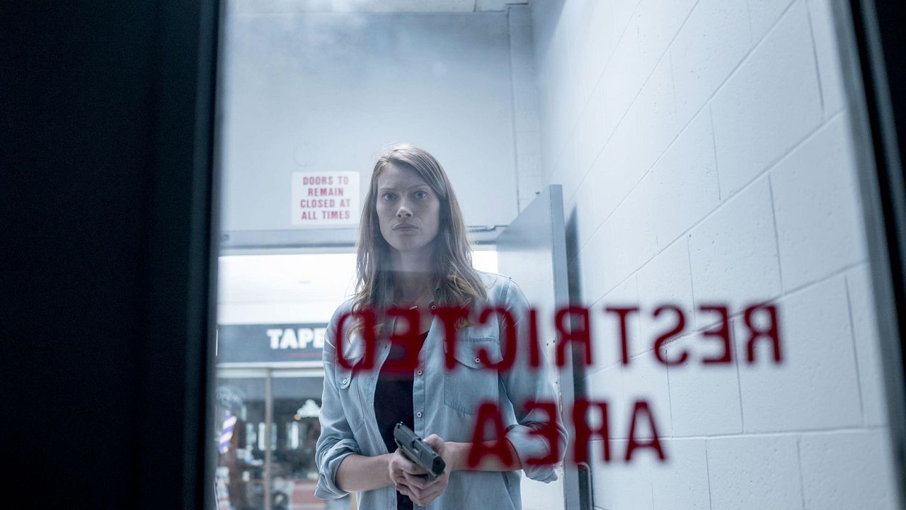 The Mist : Photo Alyssa Sutherland