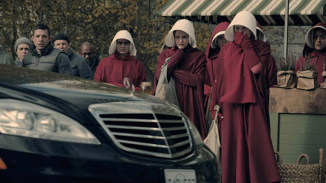 The Handmaid’s Tale : la servante écarlate : Photo Madeline Brewer, Elisabeth Moss