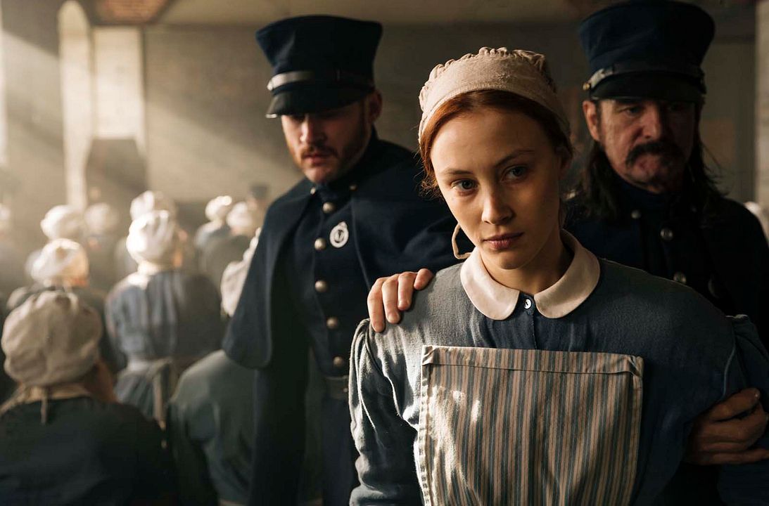Captive : Photo Sarah Gadon