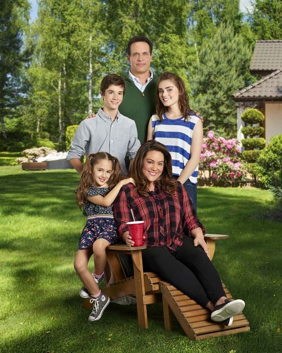 Photo Daniel DiMaggio, Katy Mixon, Julia Butters, Meg Donnelly, Diedrich Bader