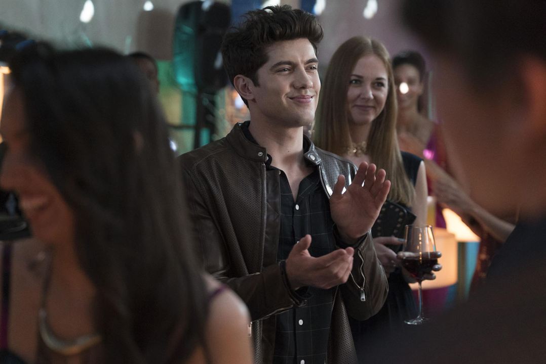 Famous In Love : Photo Carter Jenkins