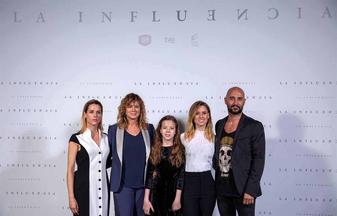 La influencia : Photo promotionnelle Emma Suárez, Manuela Vellés, Maggie Civantos, Alain Hernández, Claudia Placer