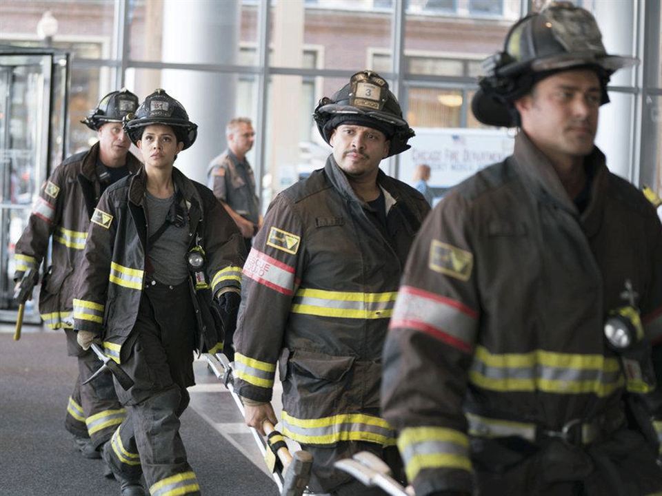 Chicago Fire : Photo Joe Minoso, Miranda Rae Mayo