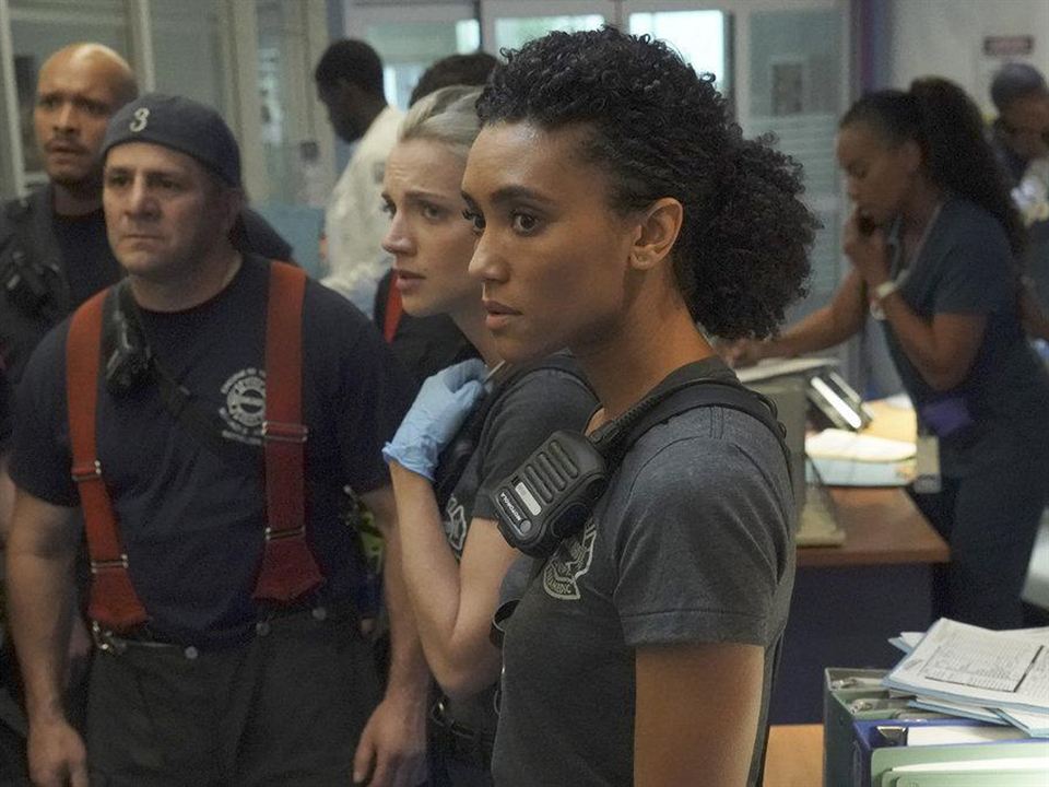 Chicago Fire : Photo Joe Minoso, Annie Ilonzeh, Kara Killmer, Anthony Ferraris