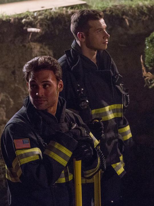 9-1-1 : Photo Oliver Stark, Ryan Guzman