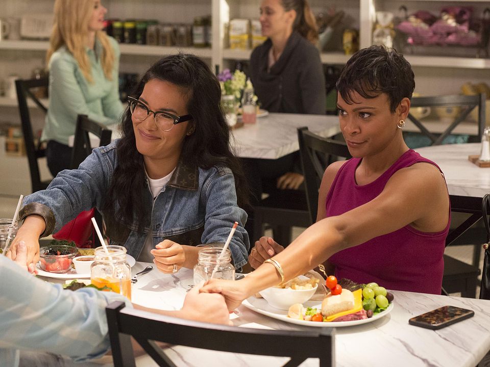American Housewife (2016) : Photo Ali Wong, Carly Hughes