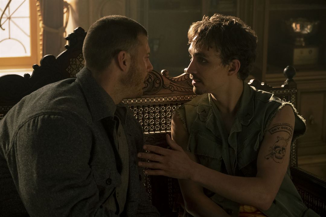 Umbrella Academy : Photo Robert Sheehan, Tom Hopper