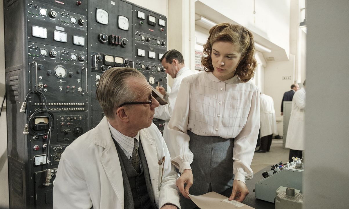 Red Joan : Photo Tom Hughes, Sophie Cookson
