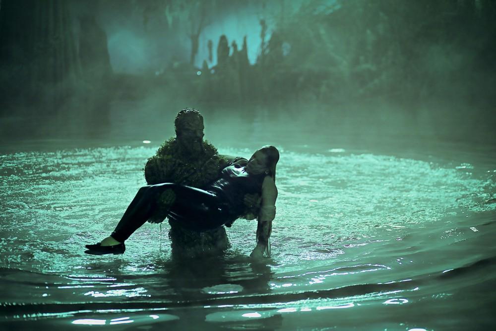 Swamp Thing : Photo Virginia Madsen, Derek Mears