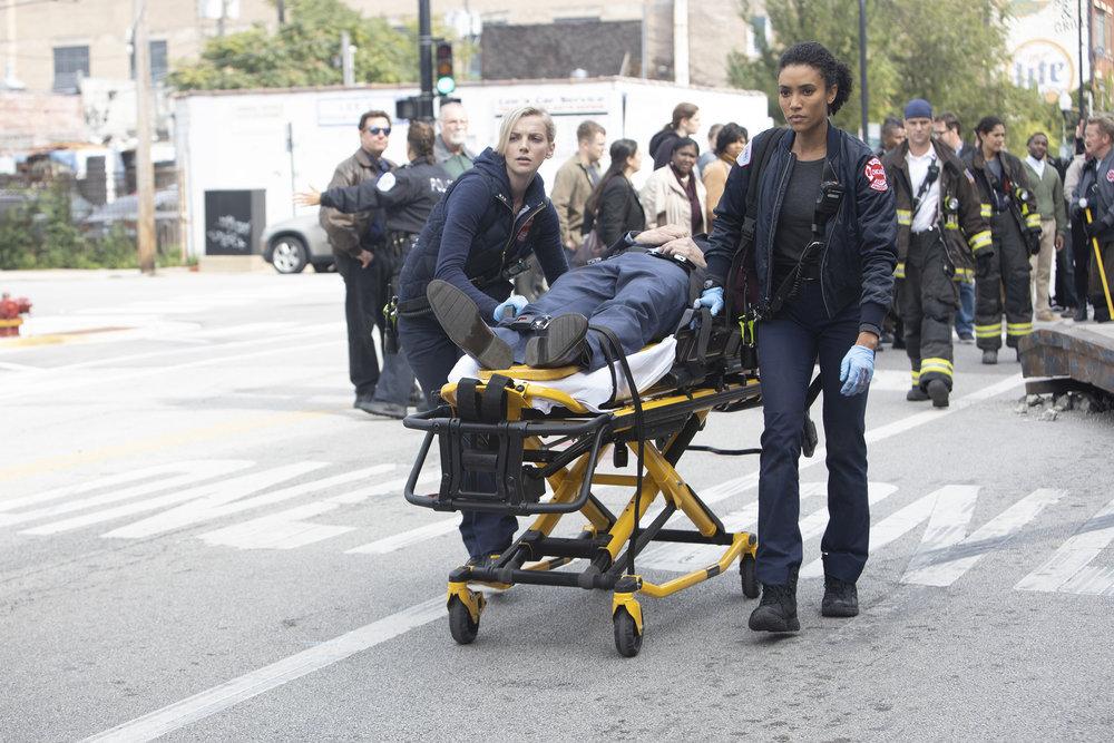 Chicago Fire : Photo Kara Killmer, Miranda Rae Mayo