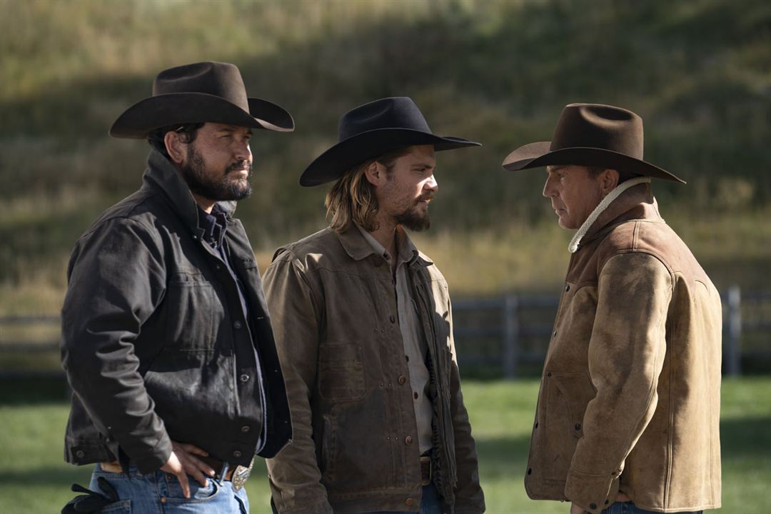 Yellowstone : Photo Cole Hauser, Luke Grimes, Kevin Costner