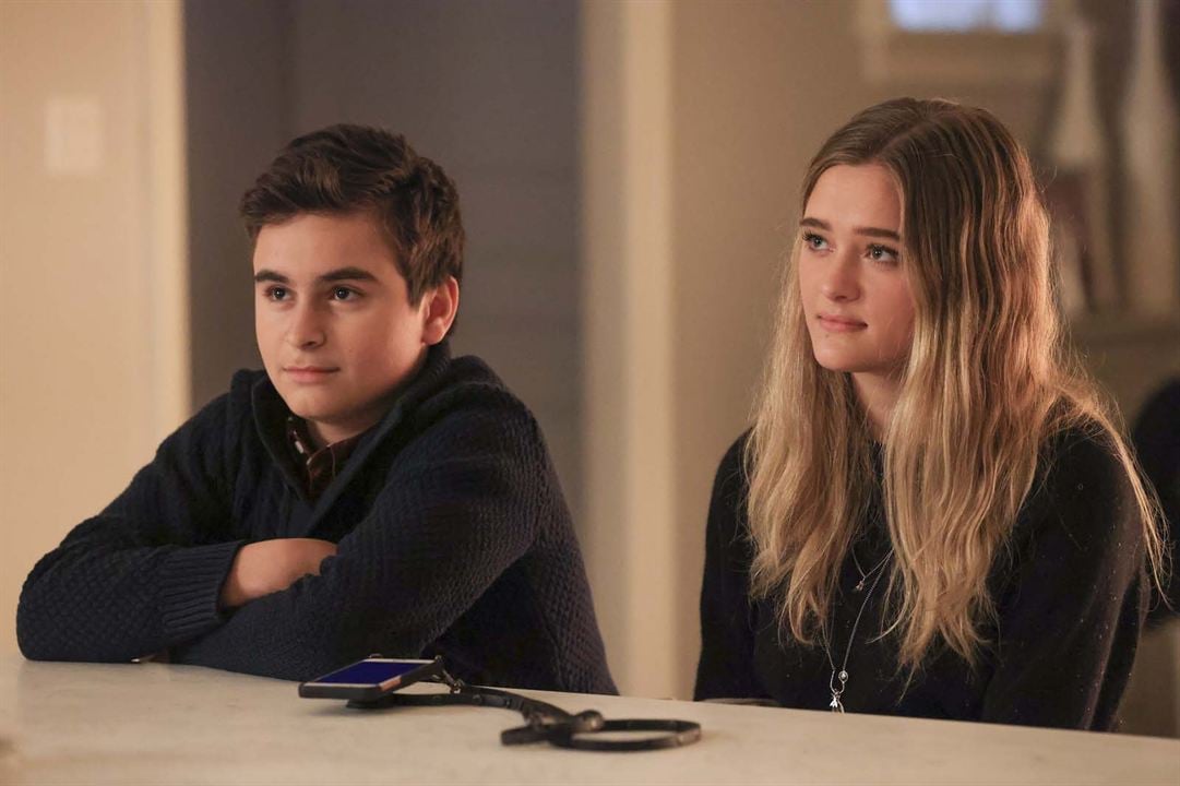 A Million Little Things : Photo Lizzy Greene, Chance Hurstfield