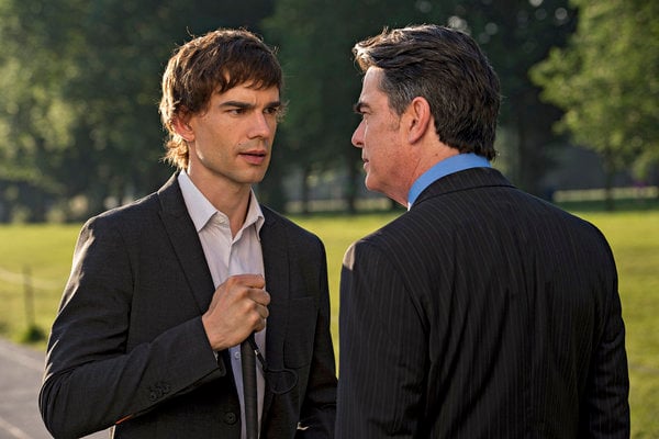 Covert Affairs : Photo Christopher Gorham, Peter Gallagher