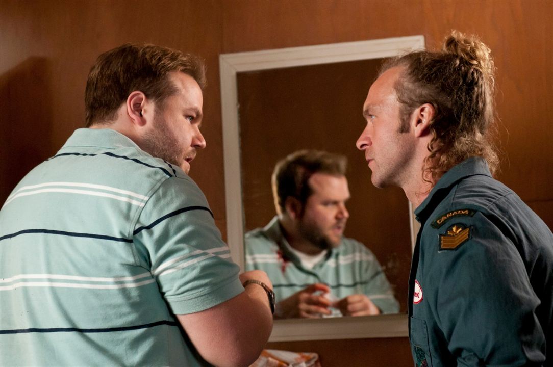 Cottage Country : Photo Dan Petronijevic, Tyler Labine