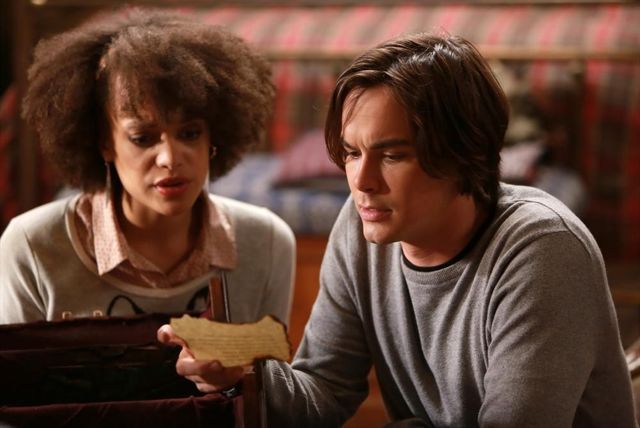 Ravenswood : Photo Tyler Blackburn, Britne Oldford