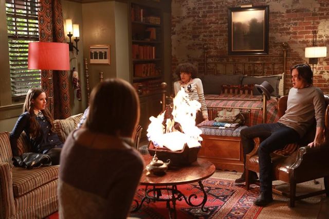 Ravenswood : Photo Merritt Patterson, Tyler Blackburn, Britne Oldford