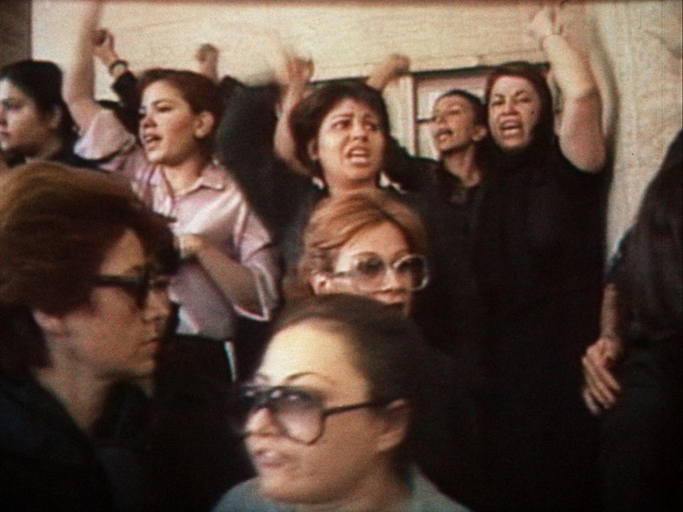 Between Revolutions : Photo