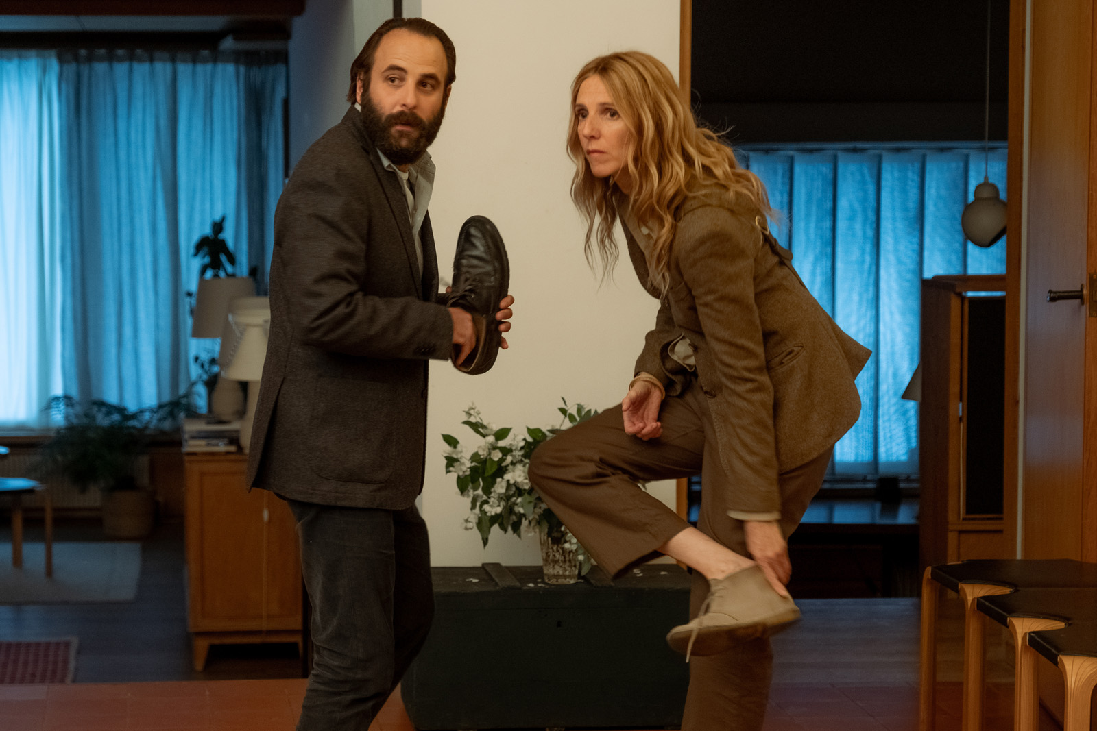 Vincent Macaigne et Sandrine Kiberlain ôtent leurs chaussures dans une maison (chez Georgia Scalliet)