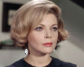 Extrait de la saison 2, épisode 16 - "L'espion" Jim Phelps présente la nouvelle mission à son équipe : empêcher une espionne de l'Est à intercepter la 2ème partie d'une carte top-secrète indiquant l'emplacement du système de défense de missile de l'Otan.