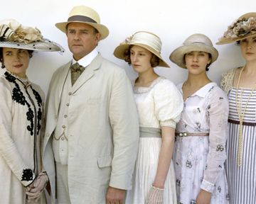 La saison 2 de "Platane" en écriture  ;  "Web Therapy", "Mad Dogs" et "Him & Her" renouvelées  ;  La bande; annonce de "This Is England '88"  ;  Christopher Meloni dans "True Blood" ?  ;  Ryan Kwanten en guest dans "New Girl"  ;  "The Good Wife" plaide la cause de Jason Biggs  ;  On répond à vos questions : "Chuck", "Glee", "Luther","Teen Wolf"  ;  La bande; annonce de la dernière saison des "Frères Scott"  ;  Zoom sur le phénomène britannique "Downton Abbey"  ;  Quand la série de France 2, "Rani", danse à Montmartre