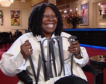 "Whoopi... par Whoopi !" Maïk Darah est la voix française de Whoopi Goldberg : elle est allée à sa rencontre de son alter-ego dans les loges du musical "Sister Act".