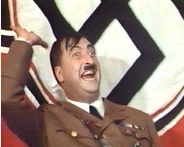 "Le Führer en folie" : un monument made in France; L'extrait en plus : le char rose d'Eva Braun; Rubrique French Touch; L'extrait en trop : "Master Demon"; La suite sur www.nanarland.com