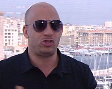 Dwayne Johnson VS Vin Diesel ? Justin Lin, Tyrese Gibson, Paul Walker, Elsa Pataky, Gal Gadot et les deux intéressés répondent à la question. 