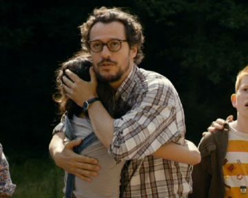 "Le pique-nique" - Alors qu'Alessandro (Stefano Accorsi) et ses amis déjeunent tranquillement, le toit de la grange s'effondre, mettant en danger Irina (Lisa Cipriani). 