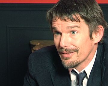 Ethan Hawke se prête au jeu du blind-test AlloCiné à l'occasion de la sortie de "La Femme du Vème". Le comédien évoque de nombreux souvenirs de tournage, notamment sur le film Explorers à ses débuts avec River Phoenix, le film culte Lord of War, la ville de New York, ou encore sa collaboration avec beaucoup de comédiens français...