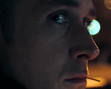 "Course poursuite" - Après le casse, le conducteur (Ryan Gosling) s'enfuit le plus prudemment possible. Mais la police est à ses trousses...