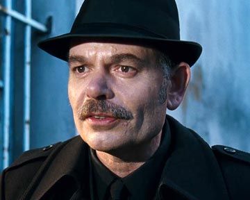 "L'enquête" - Le commissaire Monet (Jean-Pierre Darroussin) enquête sur Marcel Marx et interroge le voisinage. 