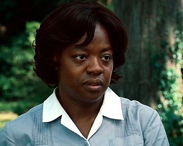 "L'idée du livre" - Skeeter (Emma Stone) soumet à Aibileen (Viola Davis) son idée d'écrire un livre qui remettrait en cause les conventions sociales. 