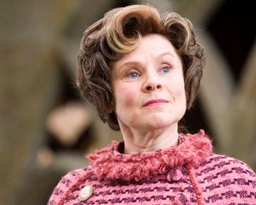 "Bon, carnets de correspondance et portables sur mon bureau..." - Top 5 des profs qu'on ne voudrait pas avoir.