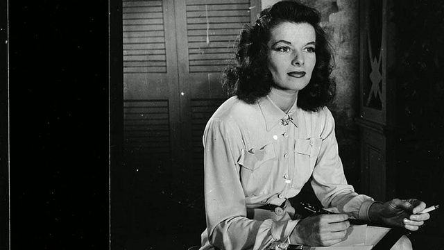 Seule actrice à avoir remporté quatre Oscars, Katharine Hepburn est restée une femme à part dans la légende hollywoodienne. Retour sur une foisonnante carrière.