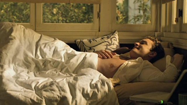 "Enchanté" - Sean Parker (Justin Timberlake) explique à Amelia (Dakota Johnson) ce qu'il fait dans la vie.
