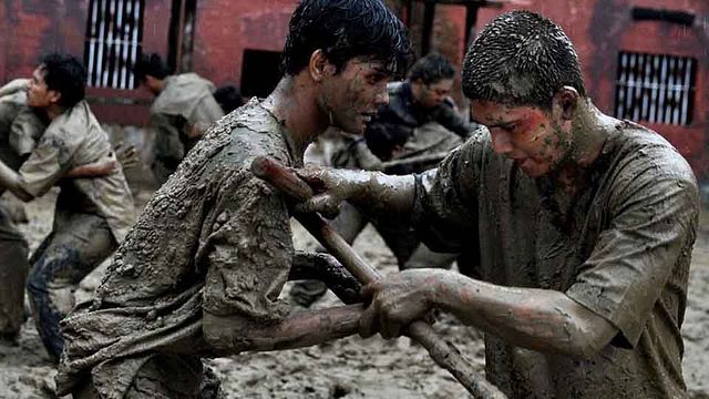 "File-moi ton repas, le nouveau ! Et si je refuse ? Ben tu vas en prendre plein la gueule..."